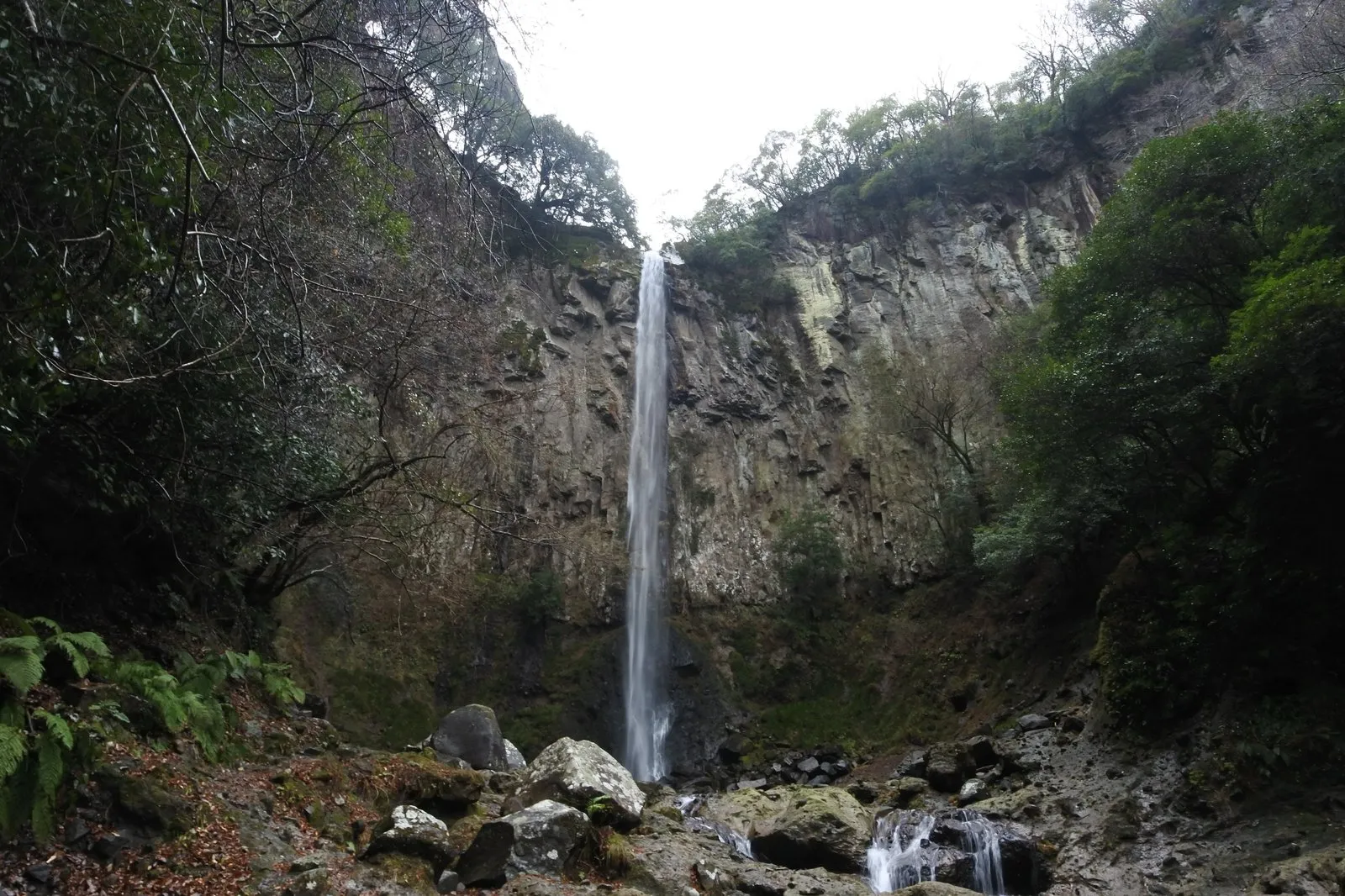 東椎屋の滝。切り立った岩壁に囲まれた奥に、一本の水が落ちる