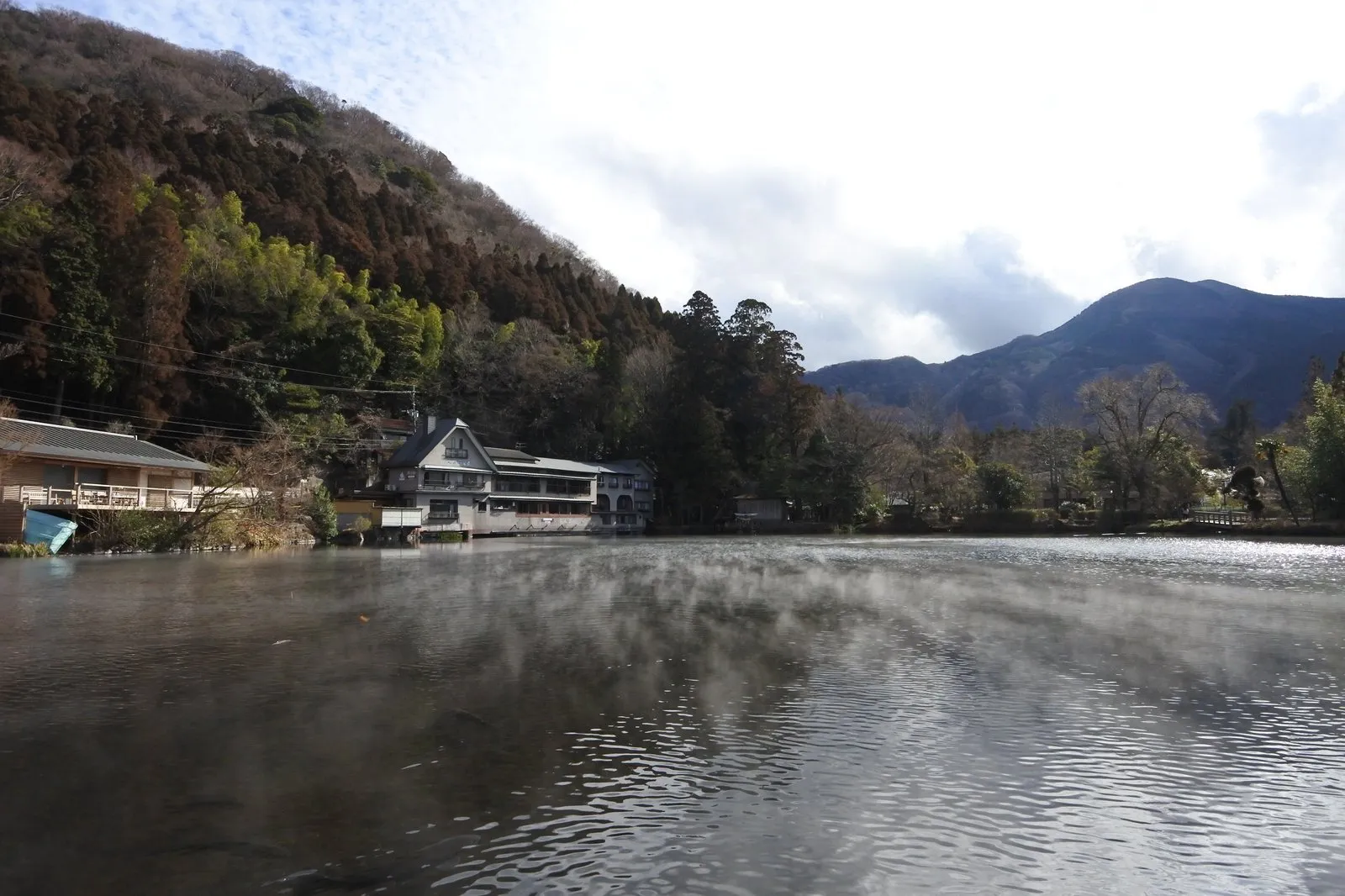 湯気の立ちのぼる金鱗湖。水面が白く霞んでいる