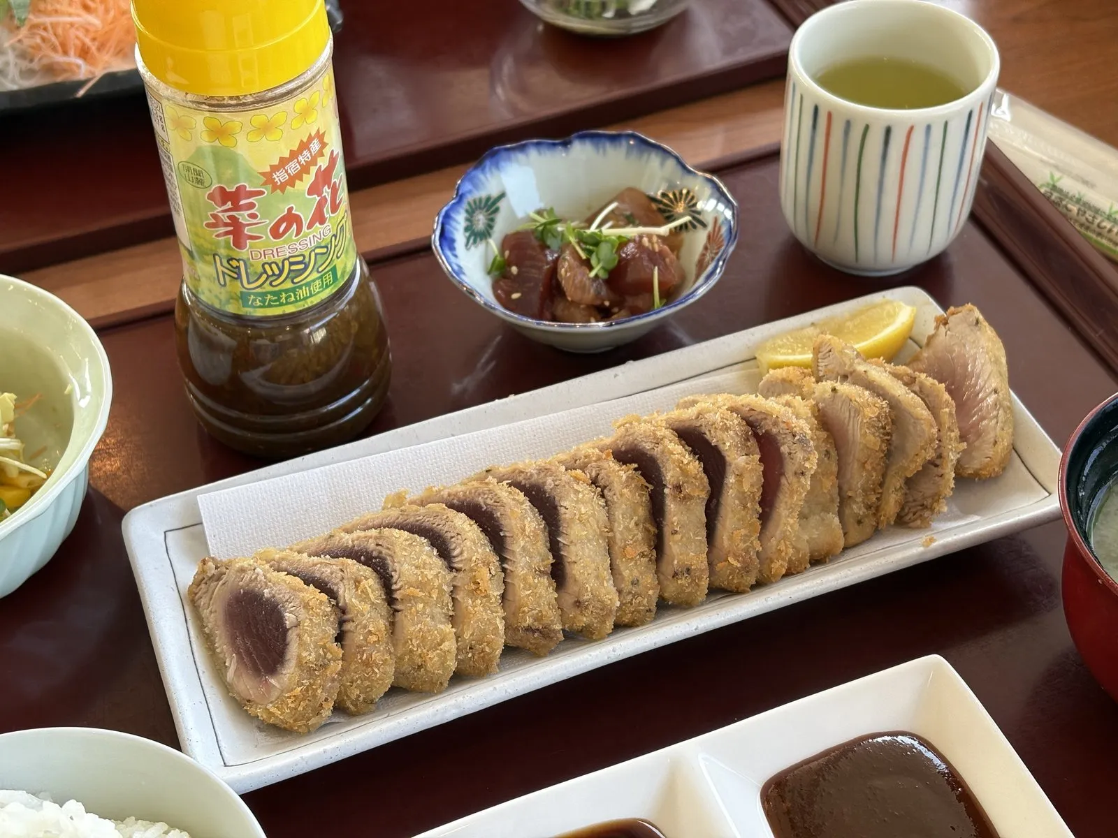 道の駅山川港活お海道のかつおカツ定食。かつおカツにあらだし汁と小鉢が付く