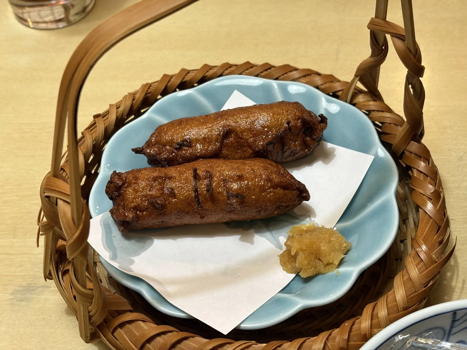 さつま味の揚げたてのさつま揚げ。大根おろしが添えられている