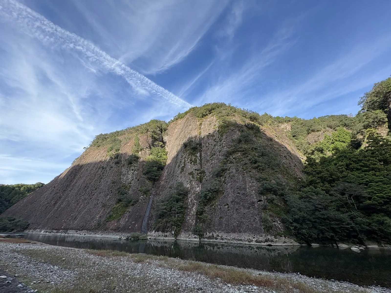 古座川の一枚岩。川の対岸に、継ぎ目のない巨大な岩壁がそびえる