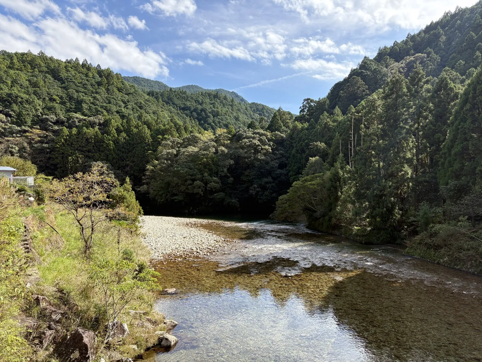 桑ノ木の滝へ向かう途中の高田川。澄んだ水が流れる