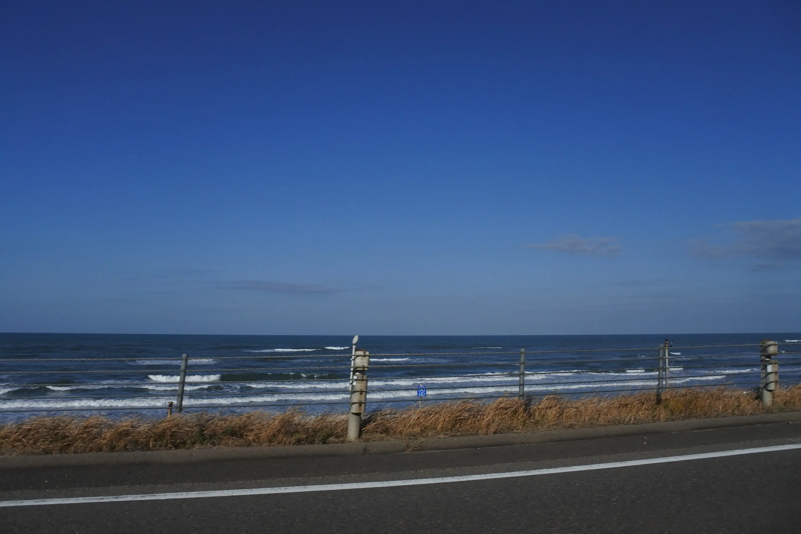 外浦の海岸線。広い空と白波が視界に入る、冬の能登らしい一枚