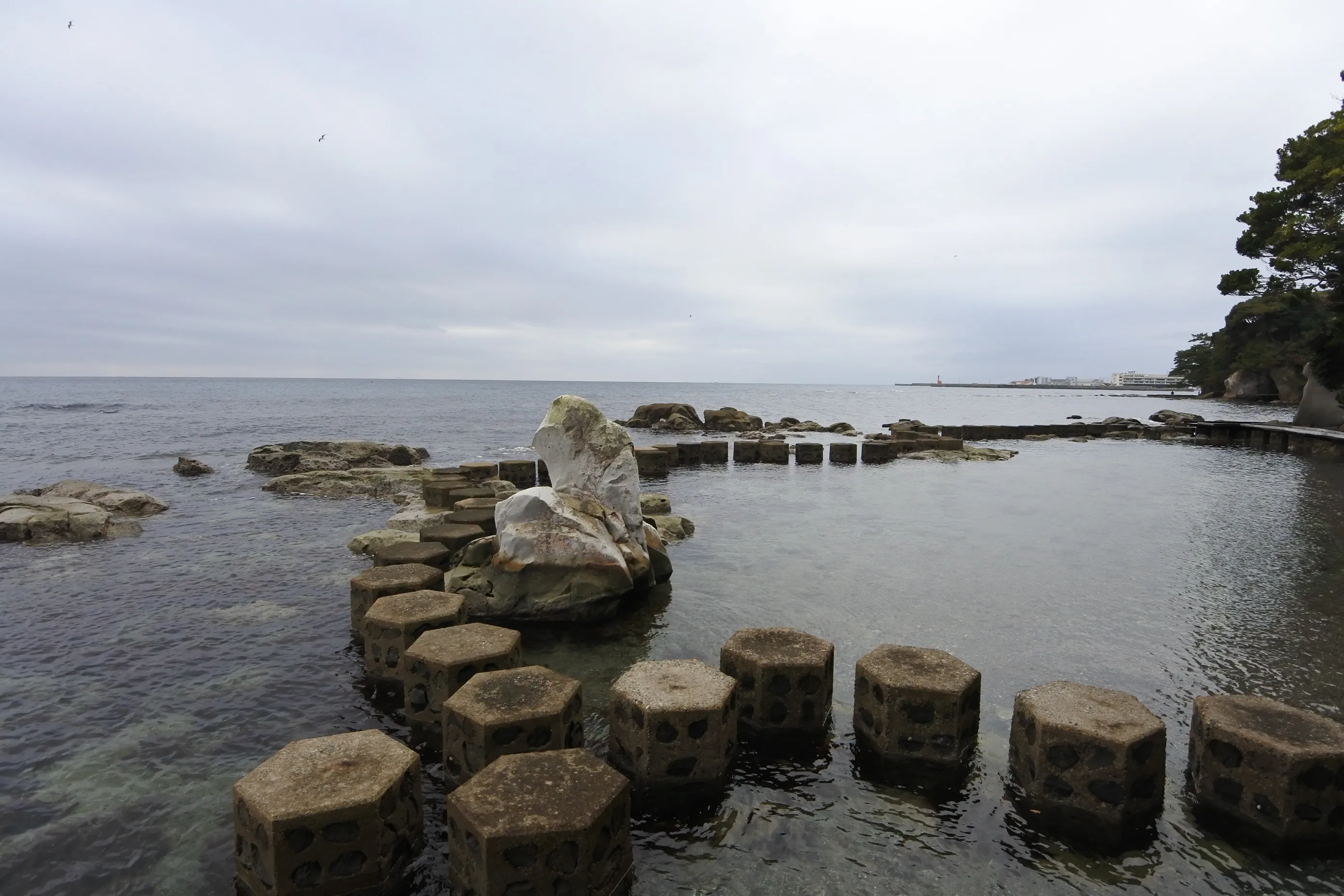 鴨ヶ浦の岩礁。外海側からは荒波、内側は穏やかな水面が同居する