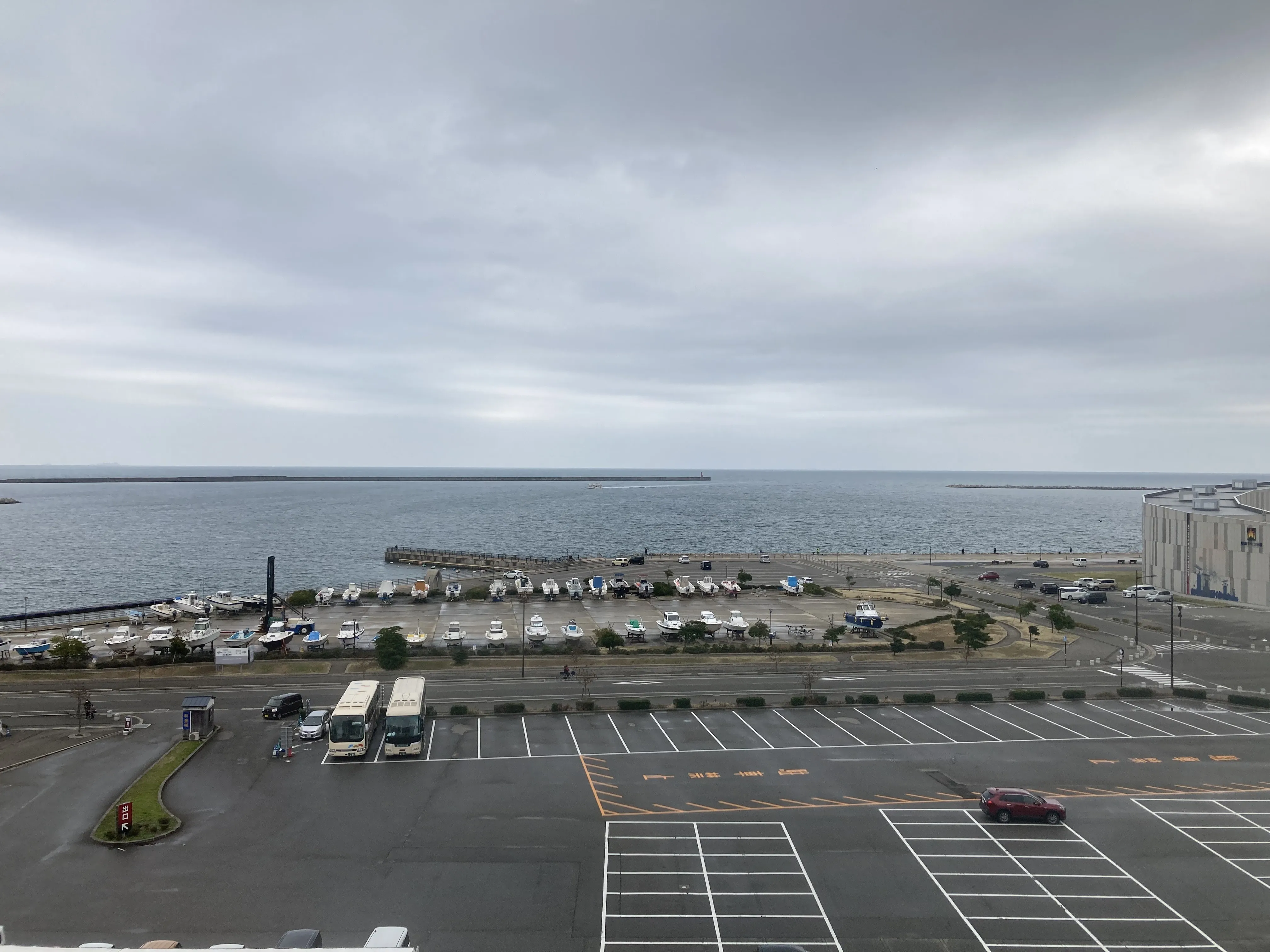 内浦側の小さな漁港。外浦の荒々しさとは対照的に、小型船が穏やかな水面に並ぶ