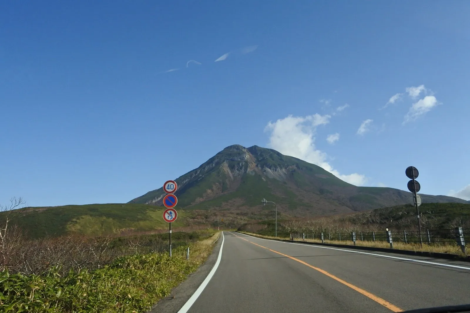 知床峠へ向かう国道334号。正面に羅臼岳がそびえ、快晴の青空が広がる