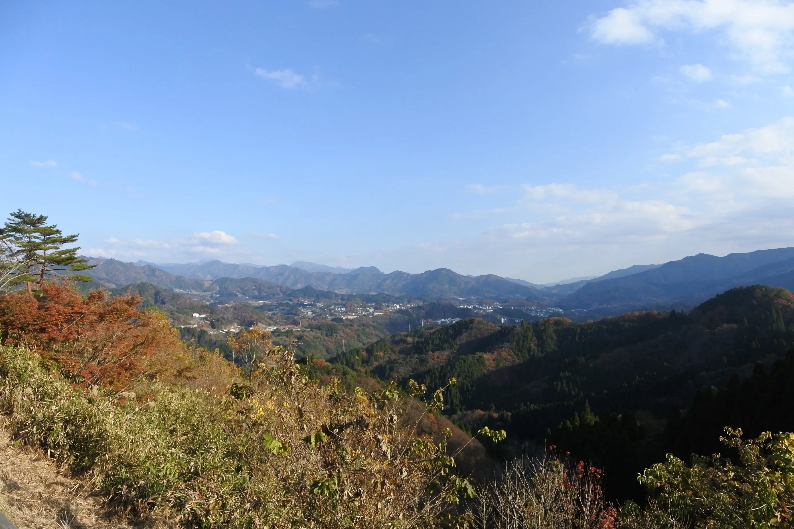 高千穂の山並みパノラマ。幾重にも連なる山の稜線が、遠くまで広がる