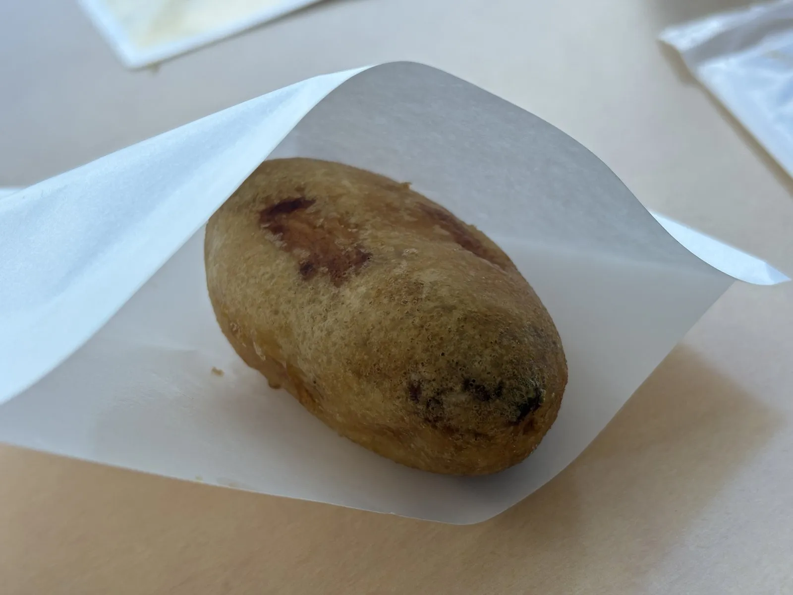 わかさいも本舗の揚げたて「いもてん」。外はほんのり甘く、中に塩昆布が入る