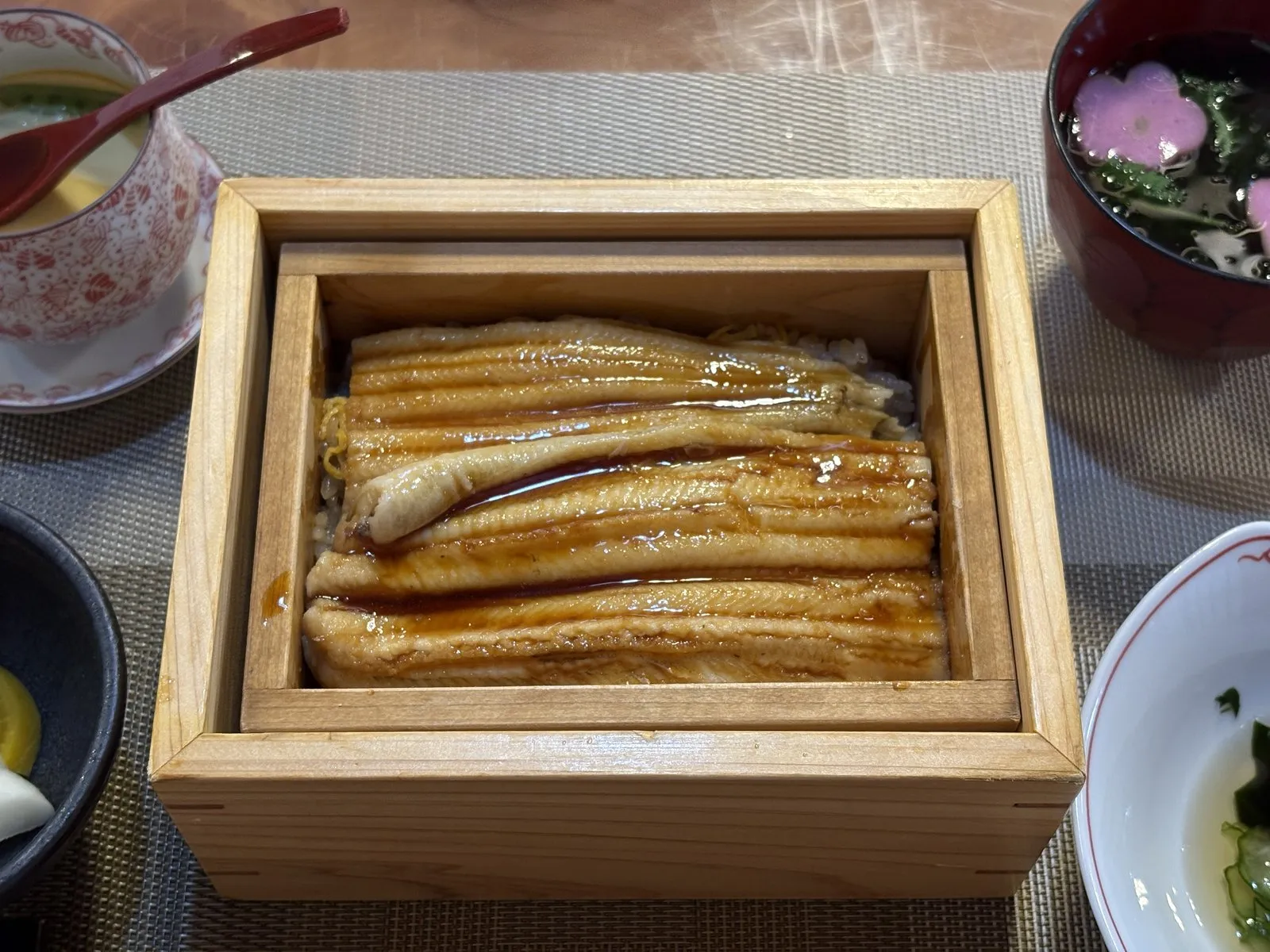 あなご亭の特上せいろ。木箱に穴子がぎっしり並び、茶碗蒸しとお吸い物が添えられている