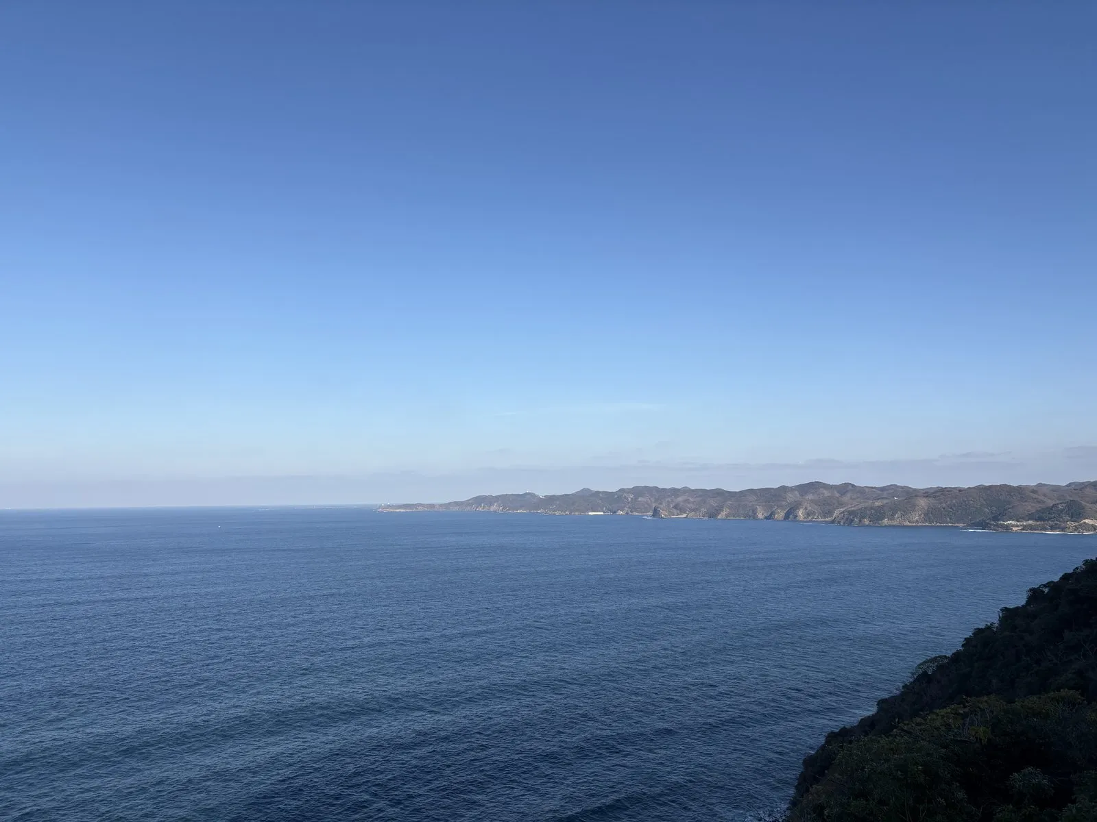 異国の見える展望台からの海。手前に濃い青の海、遠くに対馬北端の山なみ、水平線は霞んでいる