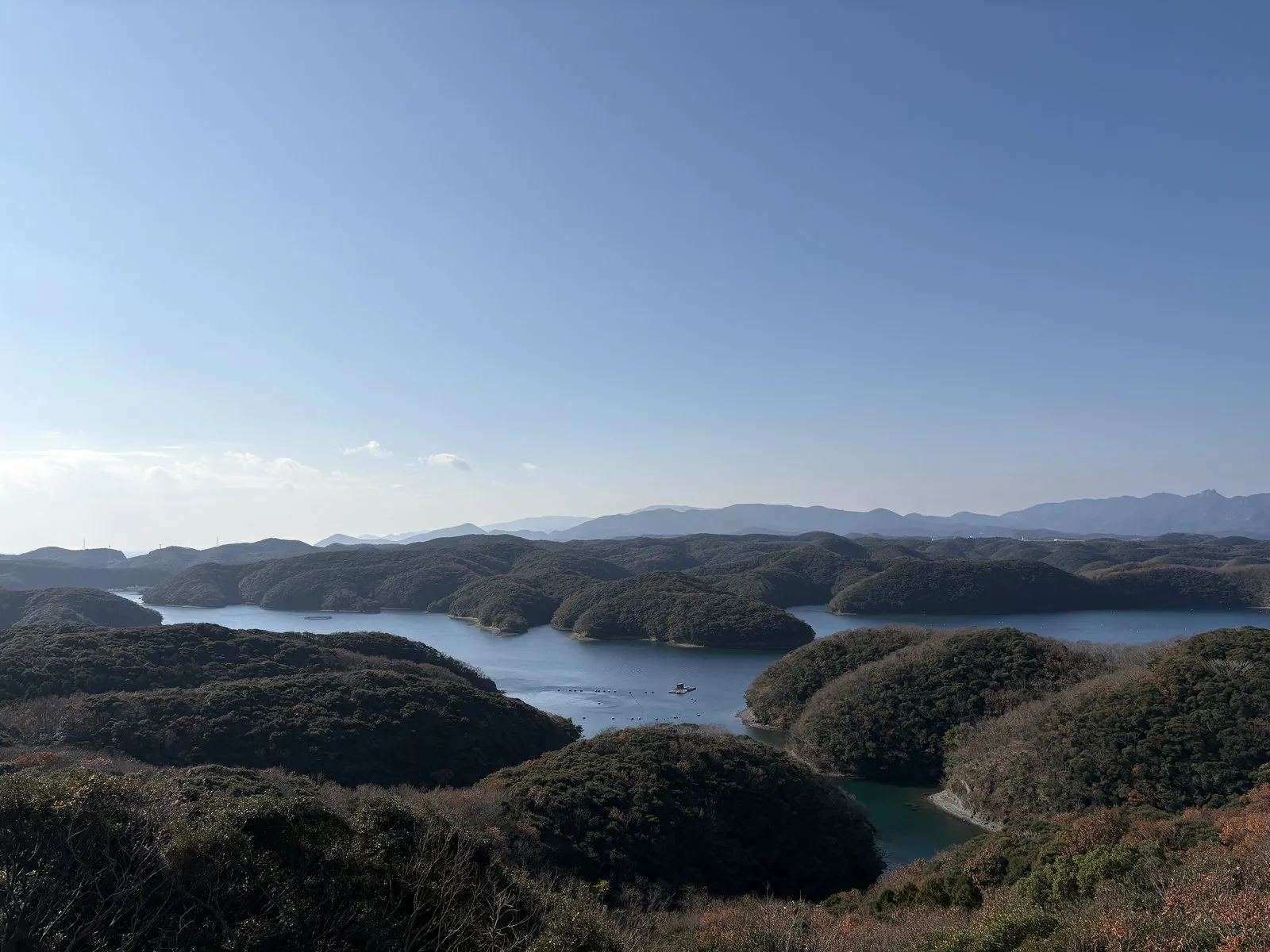 万関展望台から見た入り組んだ湾。こんもりした緑の半島が幾重にも重なる