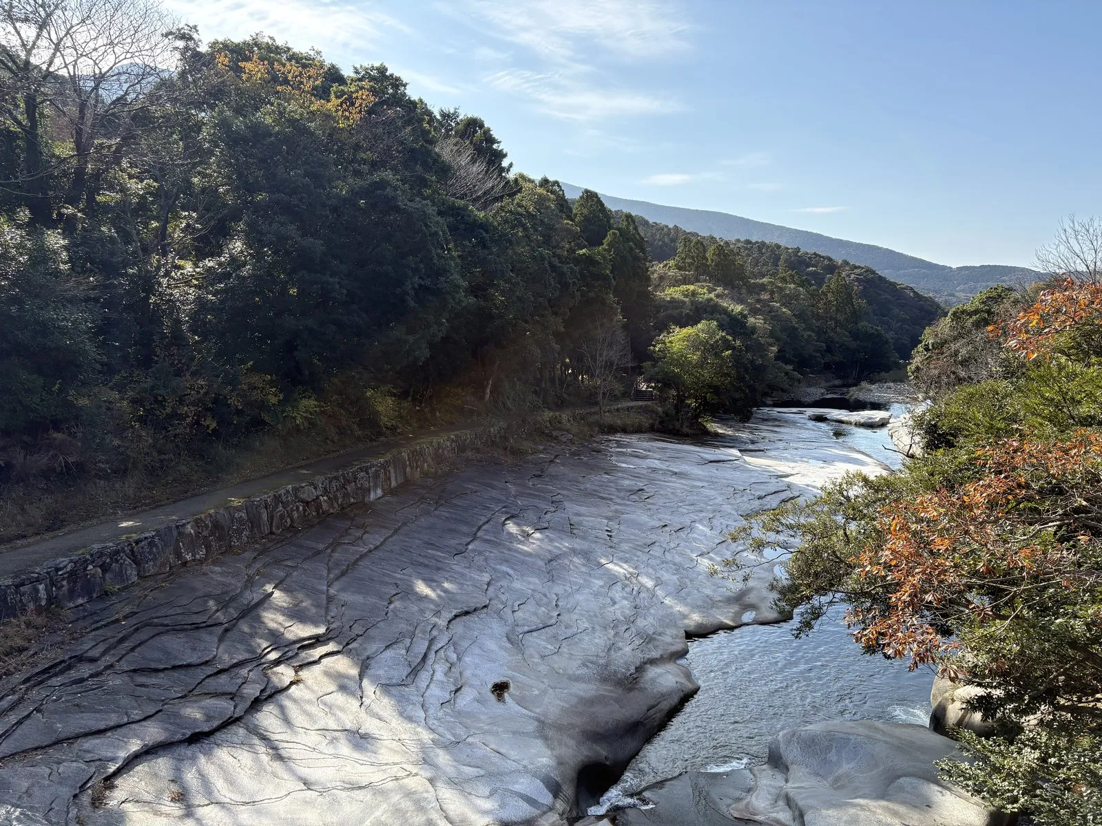 鮎もどし自然公園。白っぽい一枚岩の川床の上を、川が薄く流れている