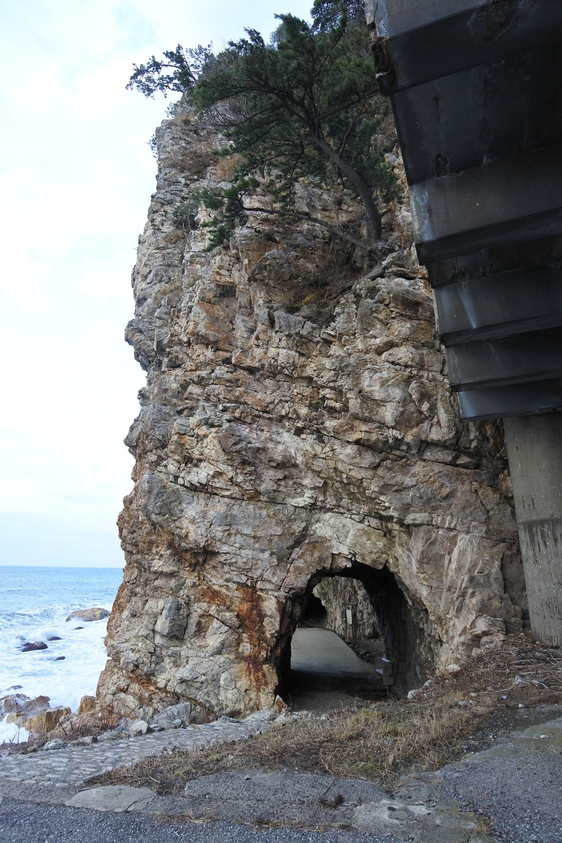 波が削って貫いた天然の岩のアーチ。向こう側に海が透けて見える