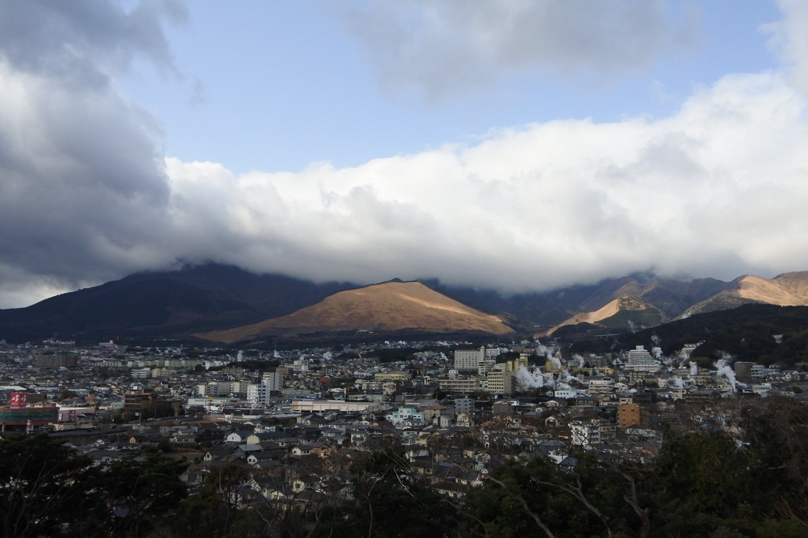 別府はなぜ、これほど湯が湧くのか。地獄めぐりから由布院の雲海まで、大分の湯けむりを追った旅