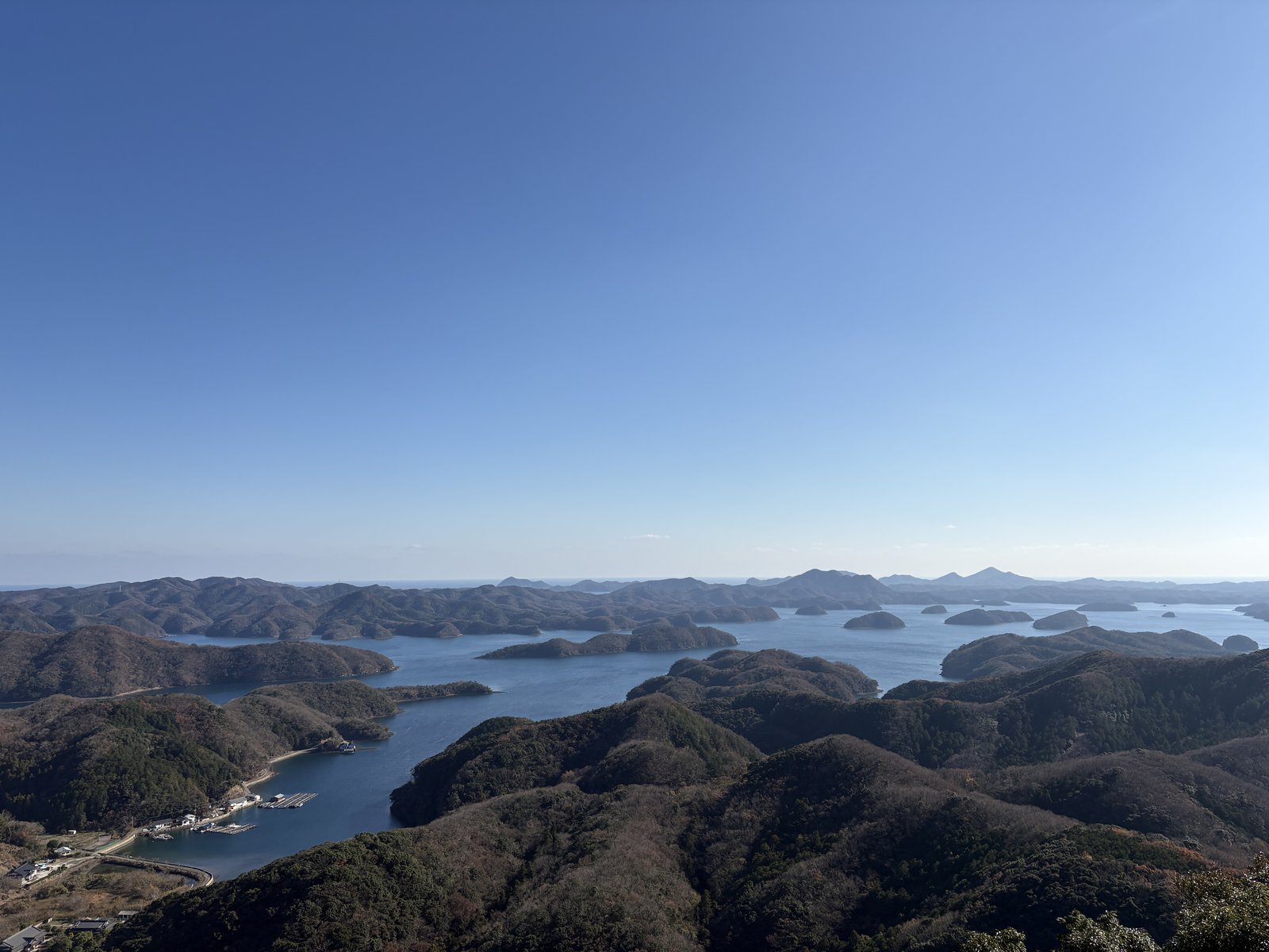 国境の島・対馬へ。展望台から見下ろした入り江と、足元の岩に残る海の跡をたどる二日間
